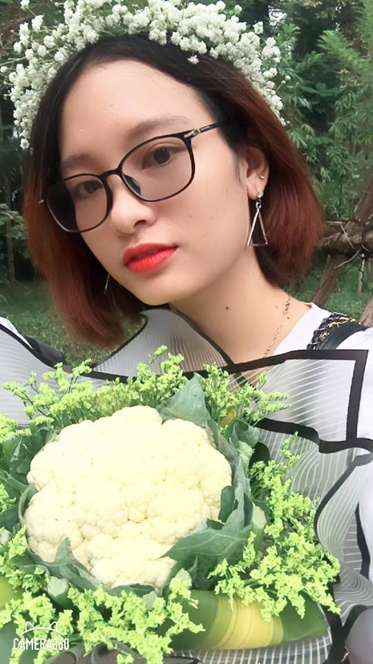 Cách chụp kỷ yếu hài hước: Tạo dáng siêu đẹp với bó hoa súp lơ chỉ 10K ảnh 1