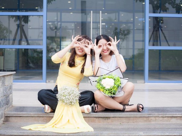 Cách chụp kỷ yếu hài hước: Tạo dáng siêu đẹp với bó hoa súp lơ chỉ 10K ảnh 4
