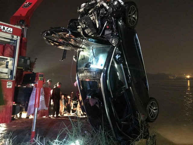 Cô gái cầm lái chiếc Mercedes rơi xuống sông Hồng là sinh viên vừa tốt nghiệp đại học ảnh 1