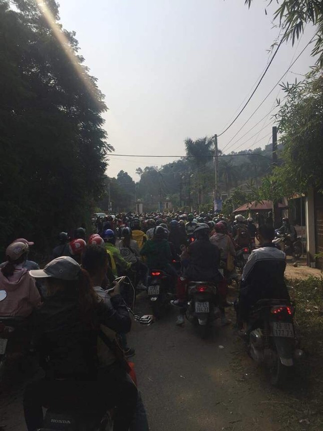 Dòng xe tắc dài gần 5km khi dòng người ùn ùn kéo nhau lên Ba Vì ngắm hoa dã quỳ ảnh 3