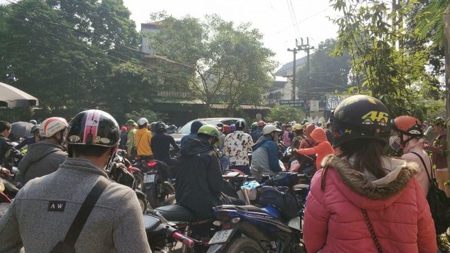 Dòng xe tắc dài gần 5km khi dòng người ùn ùn kéo nhau lên Ba Vì ngắm hoa dã quỳ ảnh 2