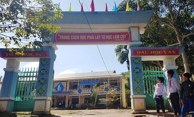 Hàng trăm học sinh có nguy cơ bỏ học vì… xã đạt nông thôn mới ảnh 1