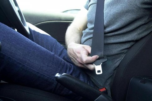 Kỹ năng thoát hiểm khi ô tô bị rơi xuống nước ảnh 2
