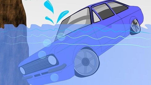 Kỹ năng thoát hiểm khi ô tô bị rơi xuống nước ảnh 1