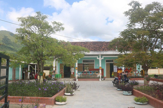 Hàng chục học sinh trở lại trường sau gần 1 tháng nghỉ để phản đối đóng nộp học phí ảnh 1