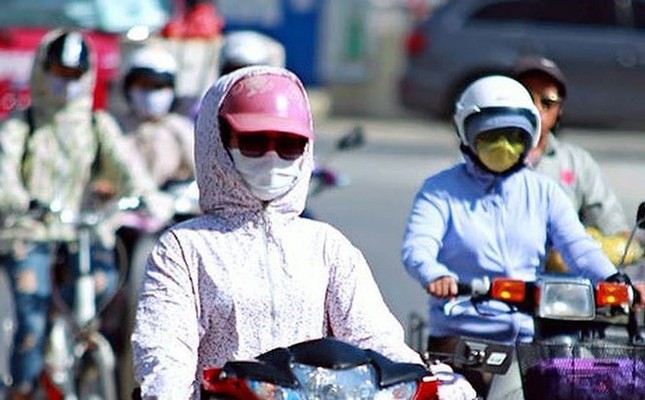 Thời tiết Hà Nội quá "khó chịu", teen dài cổ chờ không khí lạnh về ảnh 1