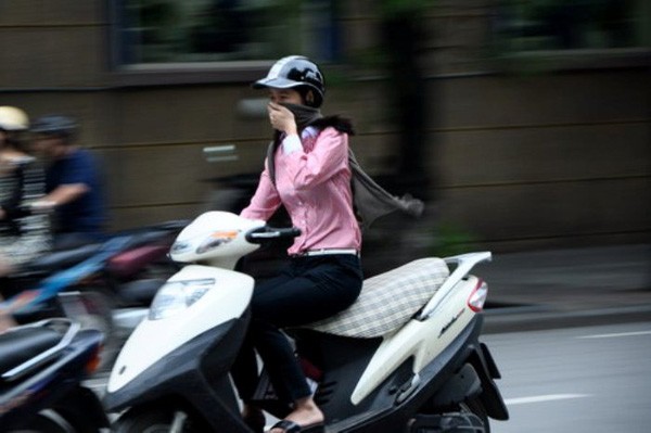 Thời tiết Hà Nội quá "khó chịu", teen dài cổ chờ không khí lạnh về ảnh 2