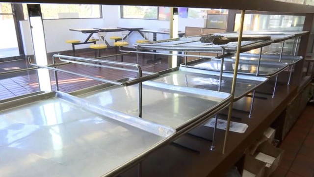 Khách hàng đổ xô đi mua bánh chỉ để ông chủ đóng cửa sớm ảnh 3