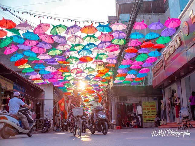 Ngỡ ngàng con đường ô đẹp rực rỡ ngay tại Hà Nội ảnh 4