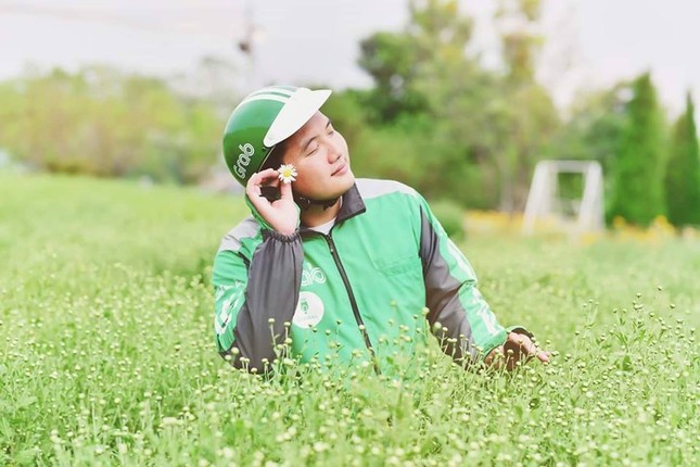 Chiêm ngưỡng bộ ảnh của anh tài xế tạo dáng cực duyên bên cúc họa mi ảnh 2