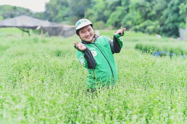 Chiêm ngưỡng bộ ảnh của anh tài xế tạo dáng cực duyên bên cúc họa mi ảnh 1