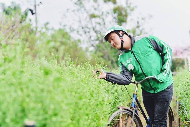 Chiêm ngưỡng bộ ảnh của anh tài xế tạo dáng cực duyên bên cúc họa mi ảnh 3