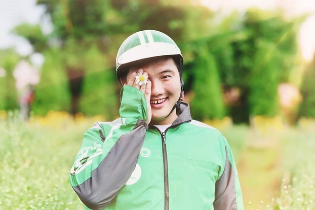 Chiêm ngưỡng bộ ảnh của anh tài xế tạo dáng cực duyên bên cúc họa mi ảnh 6
