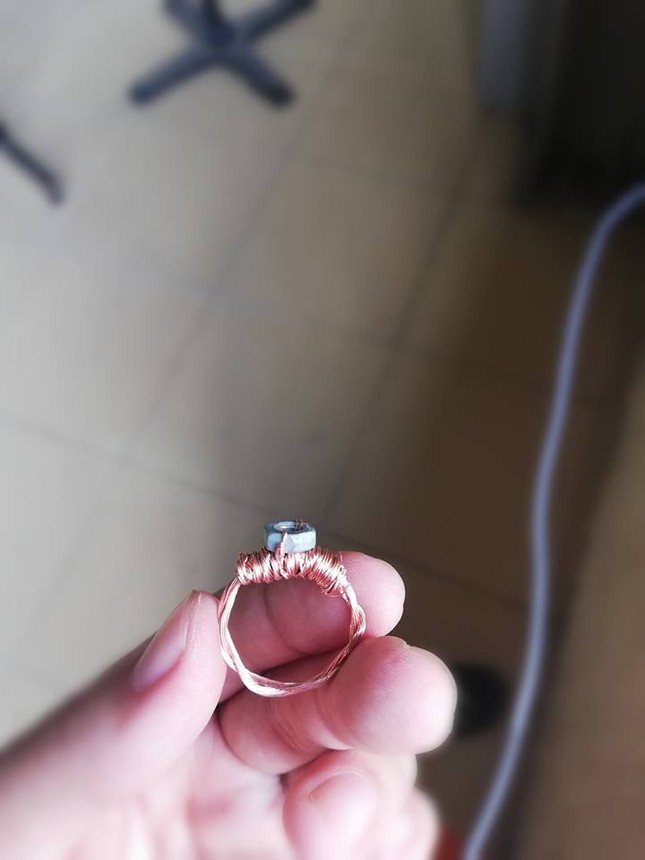 Bện "nhẫn" dây đồng, gắn "kim cương" bu lông để tỏ tình ảnh 1