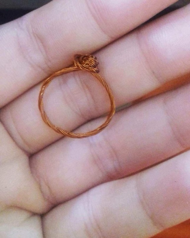 Bện "nhẫn" dây đồng, gắn "kim cương" bu lông để tỏ tình ảnh 3