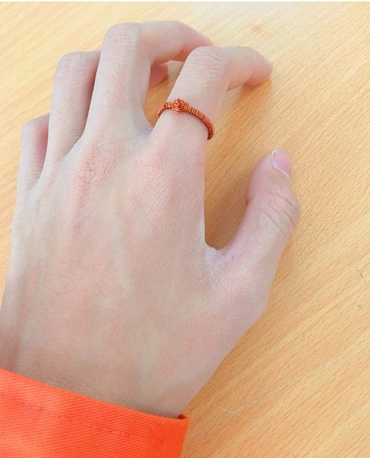 Bện "nhẫn" dây đồng, gắn "kim cương" bu lông để tỏ tình ảnh 4