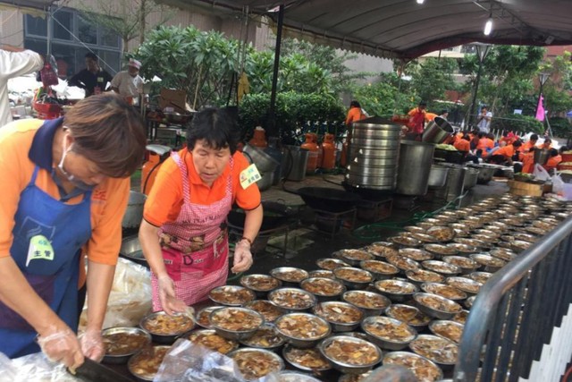 Trung Quốc: Đám cưới siêu khủng với hàng nghìn bàn tiệc “chảy dài” hết con đường ảnh 4