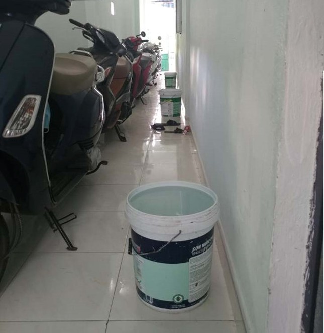 Chủ nhà trọ Đà Nẵng đáng yêu sáng sớm xách cho mỗi phòng một xô nước ảnh 1