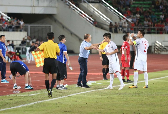 Lào 0-3 Việt Nam: Công Phượng, Quang Hải lập công ảnh 1