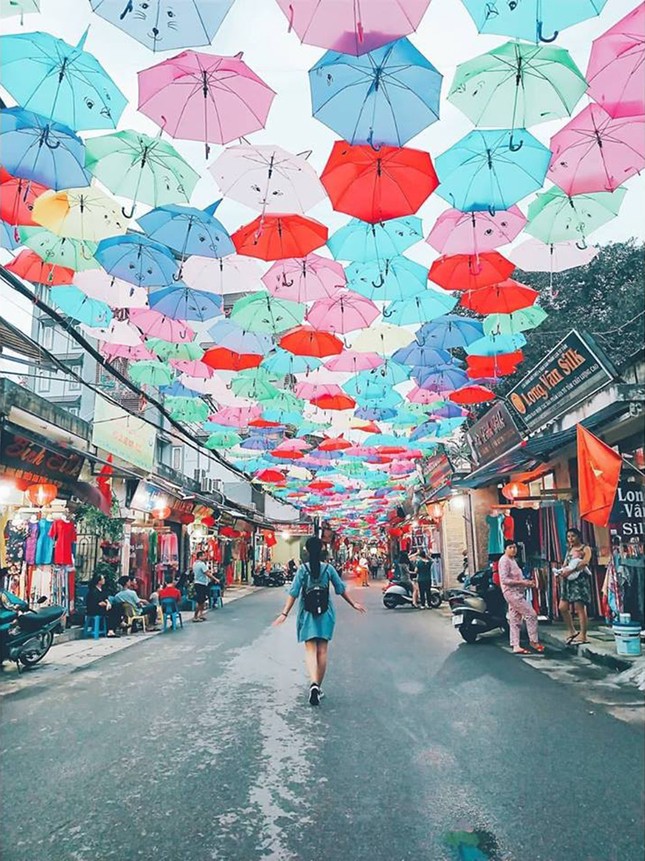 Giới trẻ rần rần khoe ảnh check-in con đường ô đẹp như Hội An giữa lòng Hà Nội ảnh 2