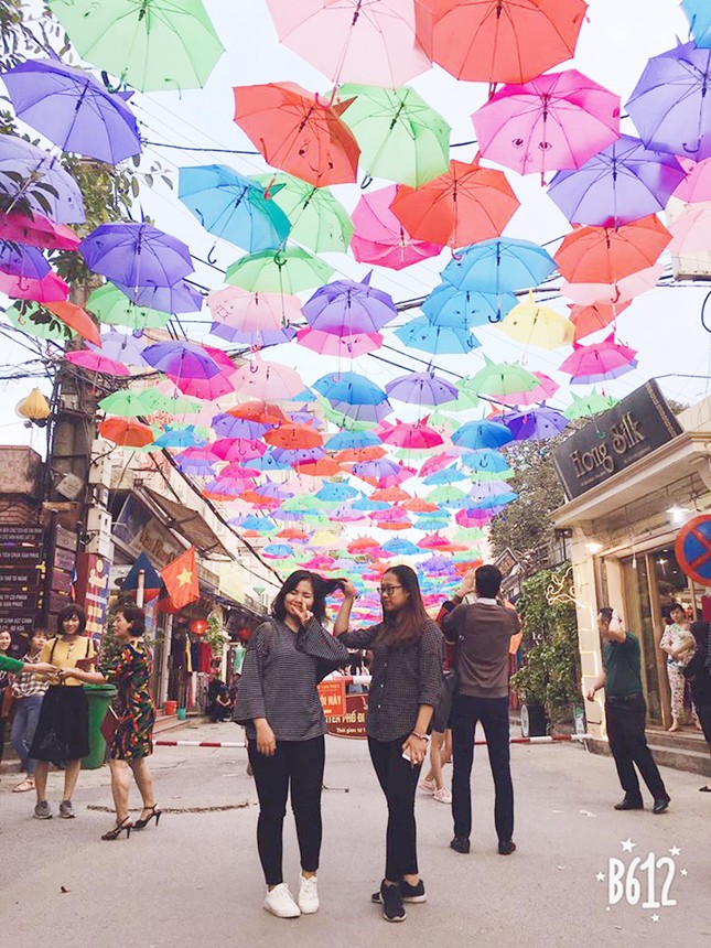 Giới trẻ rần rần khoe ảnh check-in con đường ô đẹp như Hội An giữa lòng Hà Nội ảnh 4