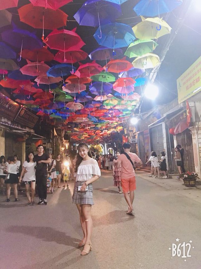 Giới trẻ rần rần khoe ảnh check-in con đường ô đẹp như Hội An giữa lòng Hà Nội ảnh 5
