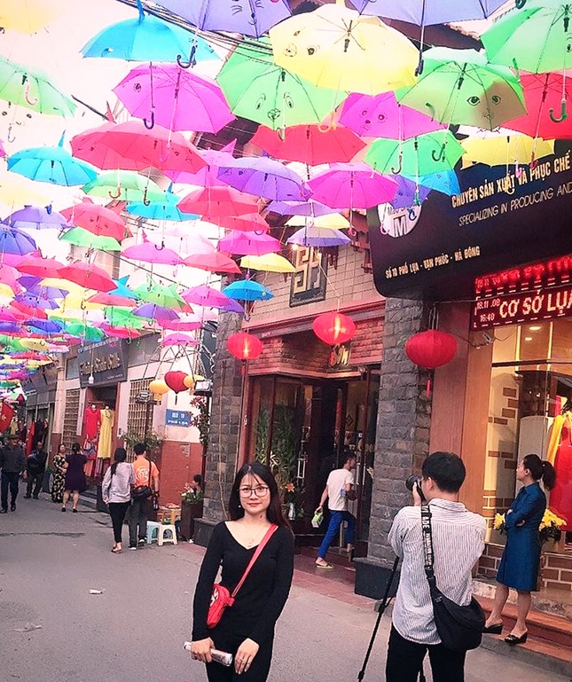 Giới trẻ rần rần khoe ảnh check-in con đường ô đẹp như Hội An giữa lòng Hà Nội ảnh 6