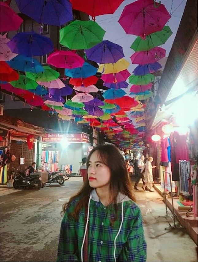 Giới trẻ rần rần khoe ảnh check-in con đường ô đẹp như Hội An giữa lòng Hà Nội ảnh 8