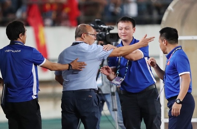 "50 sắc thái" đáng yêu của HLV Park Hang-Seo trong trận ra quân AFF Cup ảnh 6