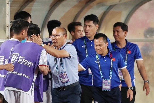 "50 sắc thái" đáng yêu của HLV Park Hang-Seo trong trận ra quân AFF Cup ảnh 8