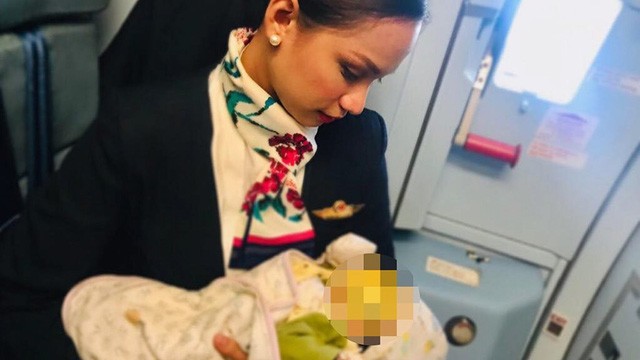 Nữ tiếp viên hàng không cho con của hành khách bú ngay trên máy bay ảnh 1