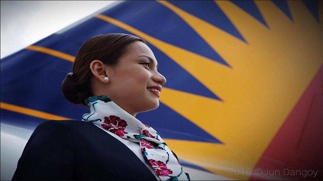 Nữ tiếp viên hàng không cho con của hành khách bú ngay trên máy bay ảnh 2