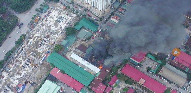 Hà Nội: Cháy lớn tại kho chứa hàng rộng 1.000m2 gần Bến xe Nước Ngầm ảnh 1