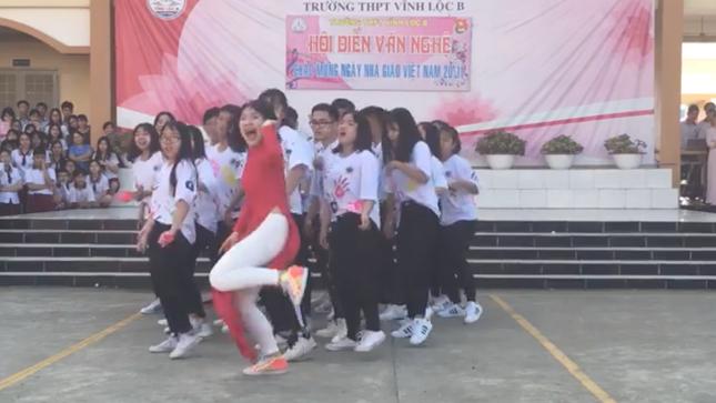 Quẩy "banh nóc" cùng học trò, cô giáo trẻ bỗng chiếm "spotlight" khắp mạng xã hội ảnh 1