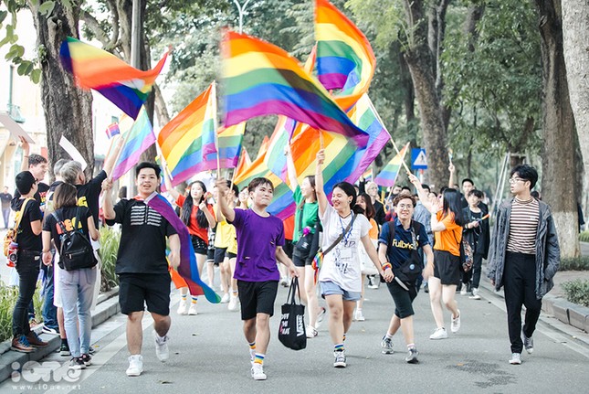 Người đồng tính rạng rỡ diễu hành trong Hanoi Pride 2018 ảnh 1