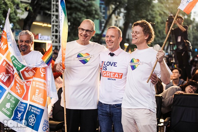 Người đồng tính rạng rỡ diễu hành trong Hanoi Pride 2018 ảnh 5