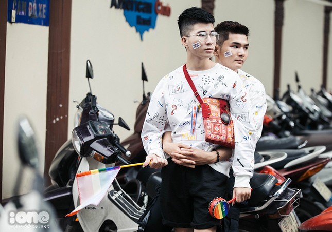 Người đồng tính rạng rỡ diễu hành trong Hanoi Pride 2018 ảnh 8