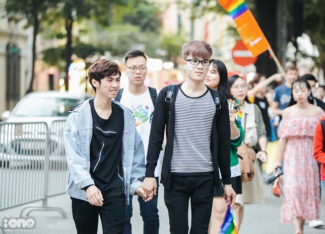 Người đồng tính rạng rỡ diễu hành trong Hanoi Pride 2018 ảnh 9