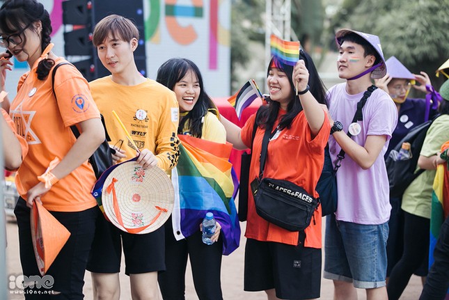Người đồng tính rạng rỡ diễu hành trong Hanoi Pride 2018 ảnh 4