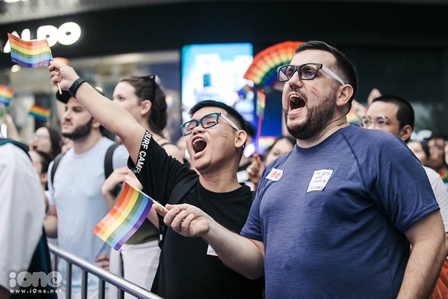 Người đồng tính rạng rỡ diễu hành trong Hanoi Pride 2018 ảnh 3