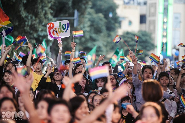Người đồng tính rạng rỡ diễu hành trong Hanoi Pride 2018 ảnh 6
