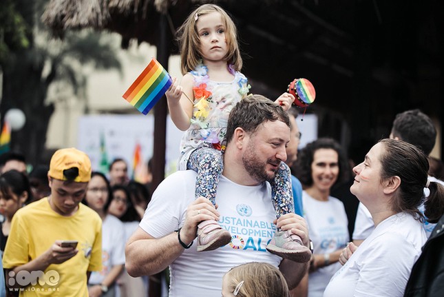Người đồng tính rạng rỡ diễu hành trong Hanoi Pride 2018 ảnh 11