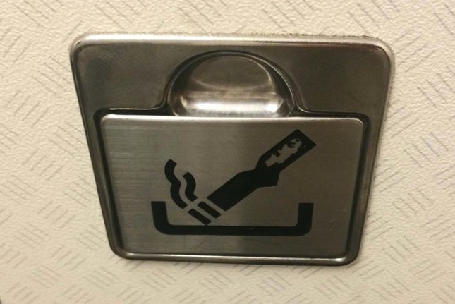 Vì sao máy bay vẫn có gạt tàn thuốc lá trong WC mặc dù hành khách bị cấm hút thuốc? ảnh 2