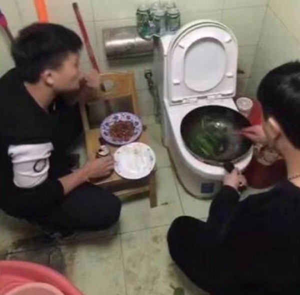 Ở ký túc xá phải nấu ăn trộm, sinh viên Trung Quốc gây sốc khi xào rau trên bồn cầu ảnh 1