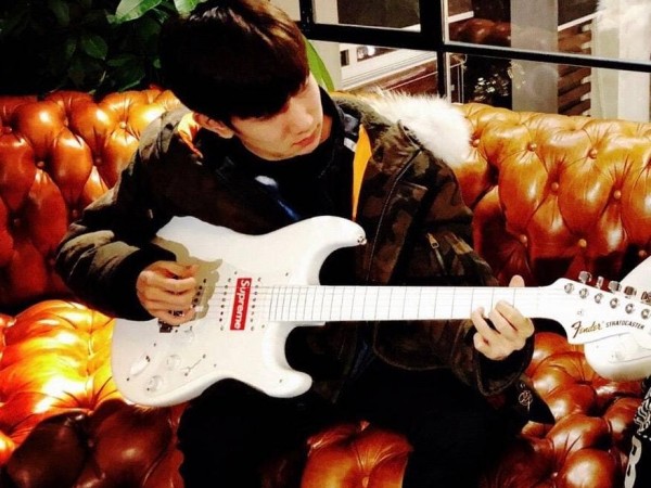 Nhìn giá cây guitar điện của Vương Nguyên (TFBOYS) mà fan sốc không nói nên lời! ảnh 2
