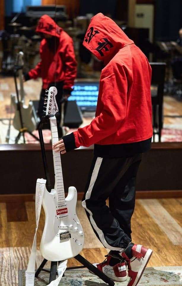 Nhìn giá cây guitar điện của Vương Nguyên (TFBOYS) mà fan sốc không nói nên lời! ảnh 3