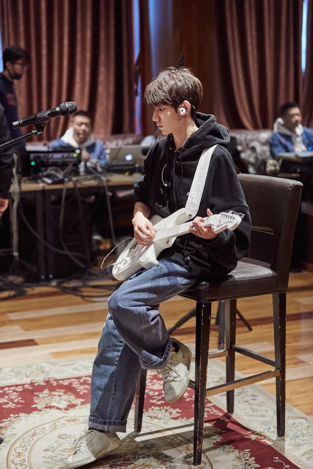 Nhìn giá cây guitar điện của Vương Nguyên (TFBOYS) mà fan sốc không nói nên lời! ảnh 4
