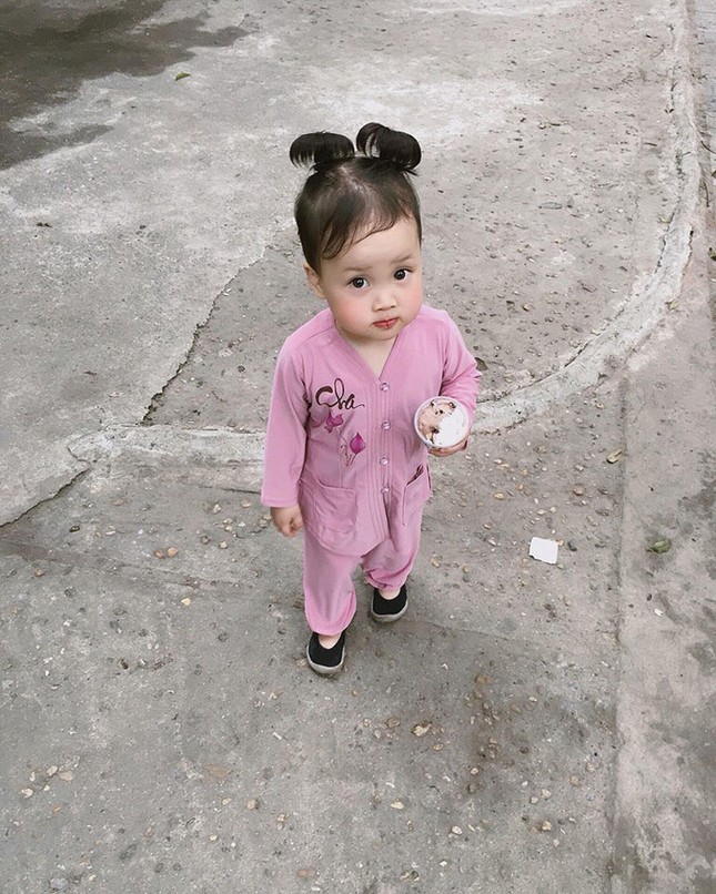 Bị bố chọc tức, cô bé 3 tuổi gọi điện khóc "cầu cứu" ông nội khiến dân tình... lăn ra cười ảnh 5