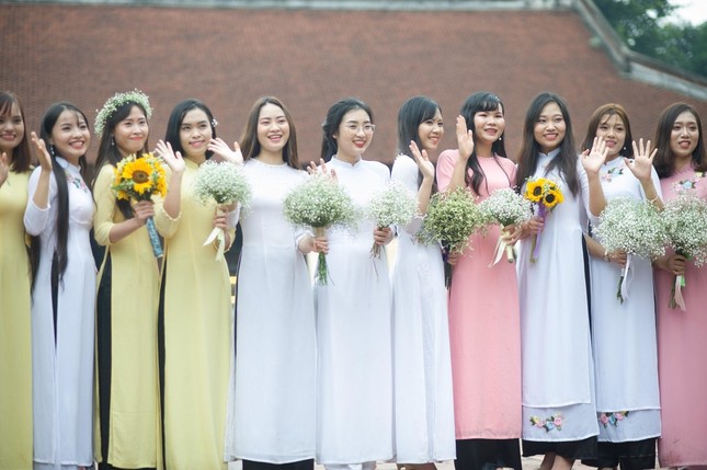 "Đau bụng" với nữ sinh có bộ ảnh "lầy lội" nhất mùa kỷ yếu ảnh 11