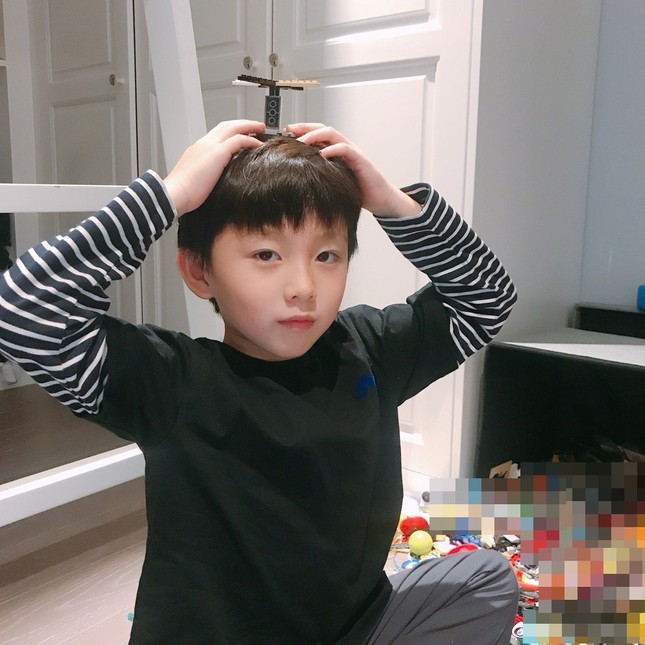 Gia đình "chất" khỏi bàn từ bố mẹ đến con cái, đi đến đâu cũng trở thành tâm điểm chú ý ảnh 5